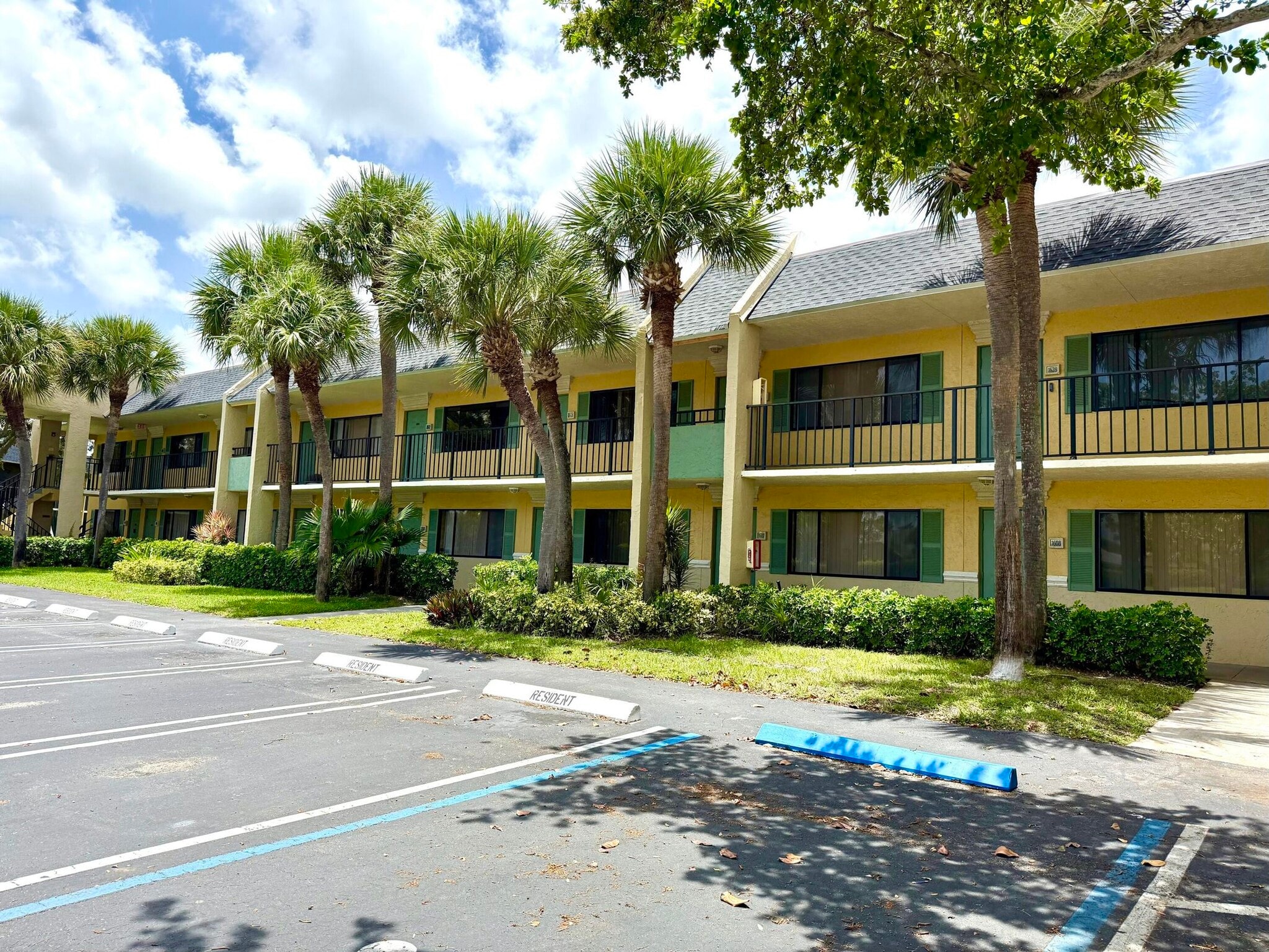 Building Photo - 1625 Meadows Cir W