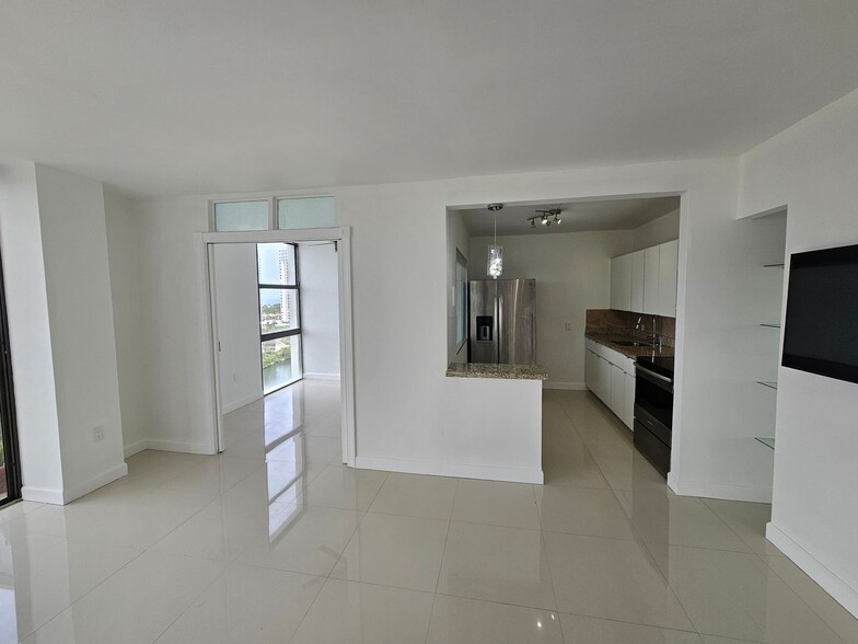 Building Photo - 3675 N Country Club Dr