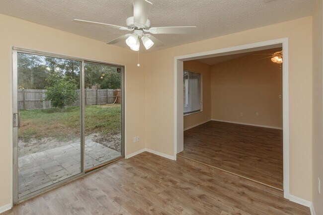 Building Photo - Great location!