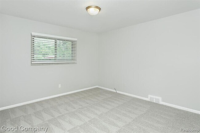 Building Photo - 946 N Adams Rd