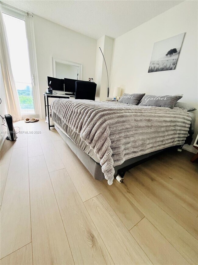 Building Photo - 100 Bayview Dr