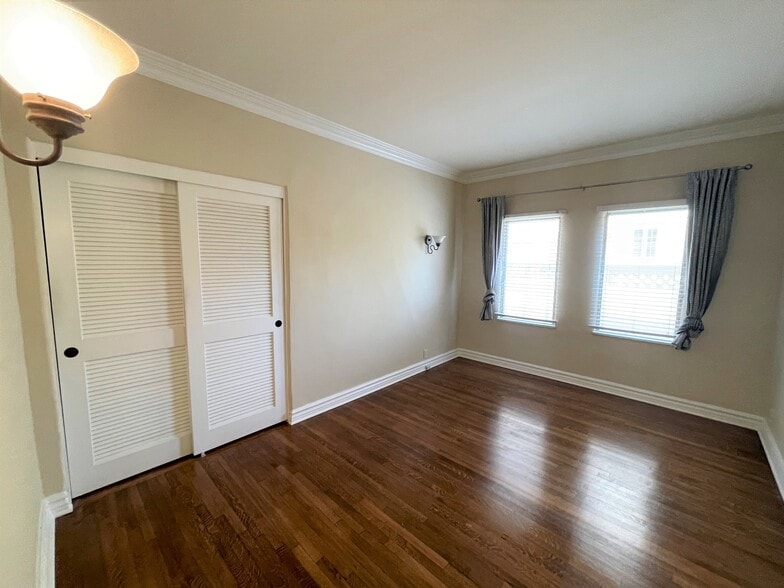 Building Photo - 152 N Arnaz Dr