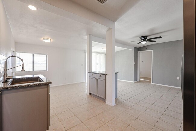 Building Photo - 11417 N Hacienda Dr