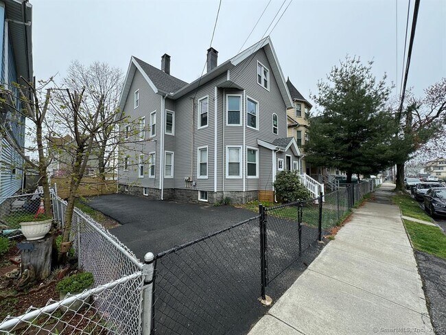 Building Photo - 557 Colorado Ave