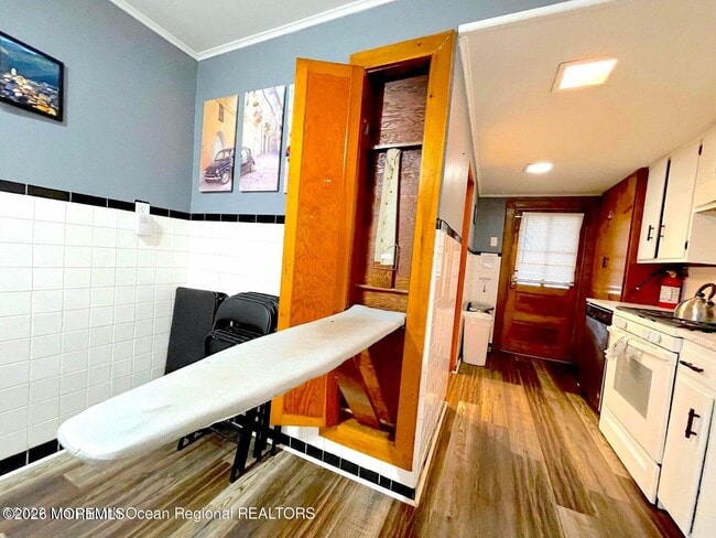 Building Photo - 137 Oakland St