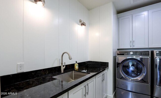 Building Photo - 948 W Yosemite Dr