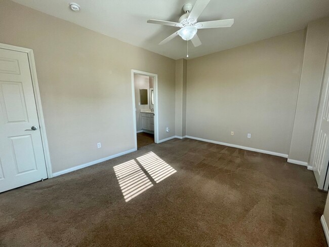 Building Photo - AVAILABLE NOW !!! 2 Bedroom 2 Bathroom 2 Story Condo in Palm Desert