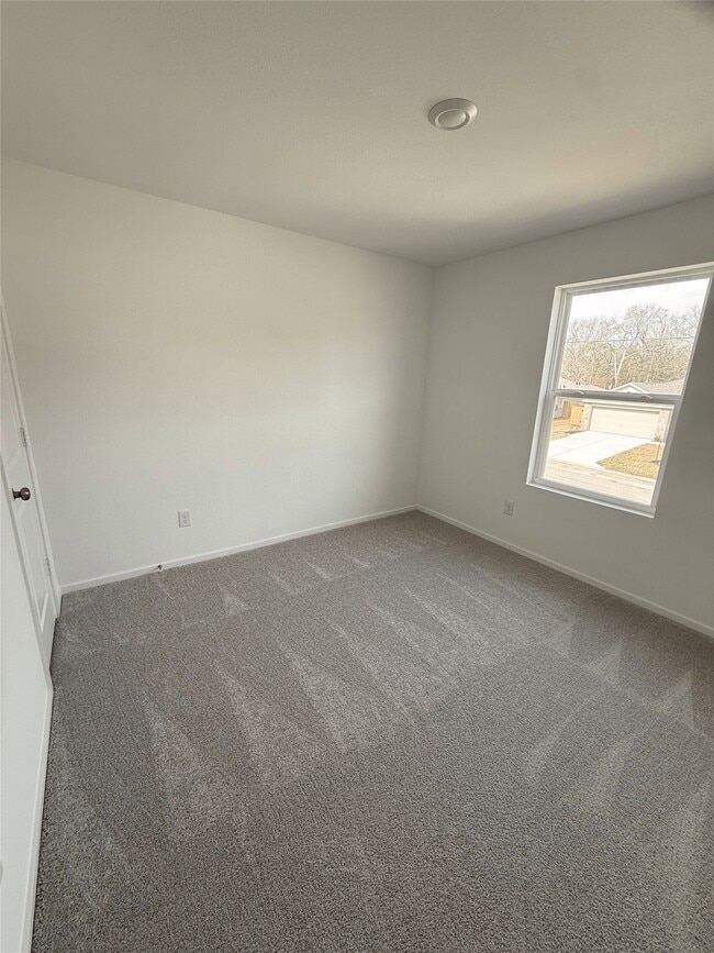 Building Photo - 25670 Roy Rogers Rd