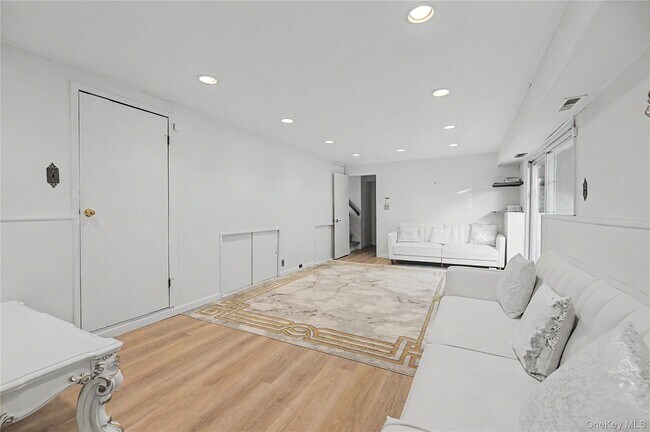 Building Photo - 6 Westwind Rd