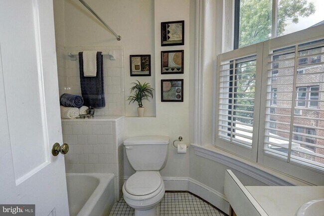 Building Photo - Spacious + Bright 1 Bedroom in Capitol Hill!