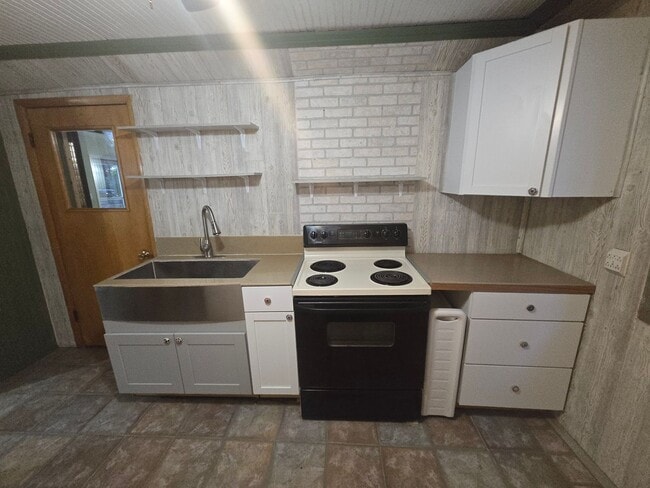 Building Photo - Country Farmhouse 6 miles from town, chicken coop, storage shed and run-in shed