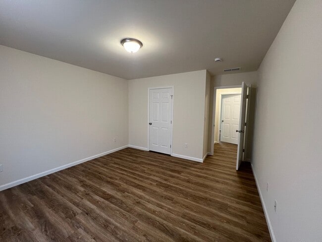 Building Photo - Winter Special (ends January 31, 2025) $300 off first month's rent.