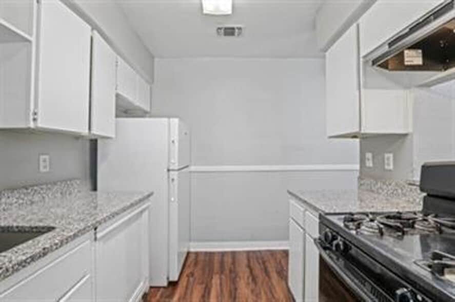 Interior Photo - Ennis Place Apartments: Leasing Specials! Great location & Upgrades!