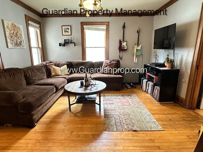 Building Photo - Northeast Spacious Upper Level Duplex, Har...