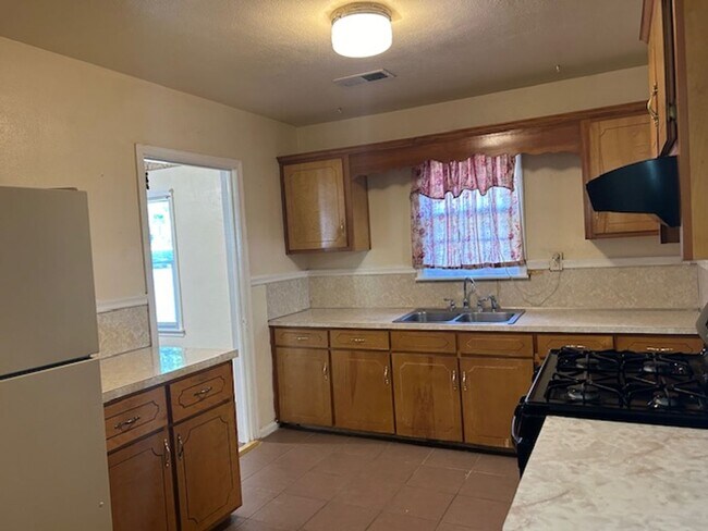 Building Photo - Charming 3-bedroom, 1-bathroom home located in Columbus, GA