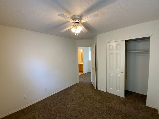 Building Photo - 3 Bedroom Home Available In Gated Communit...