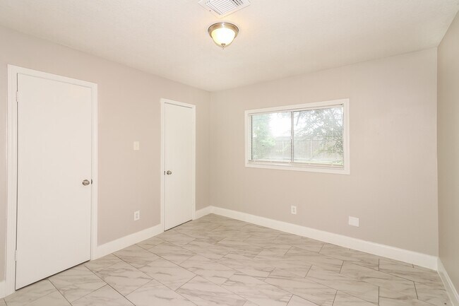 Building Photo - 15422 Pebble Lake Dr