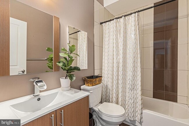 Building Photo - 1935 W George St