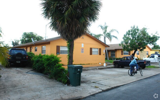 Building Photo - 712-714 S F St