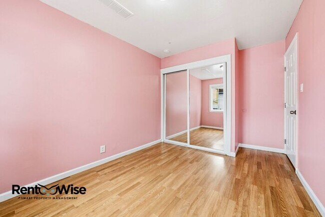 Building Photo - 657 Hurlingame Ave