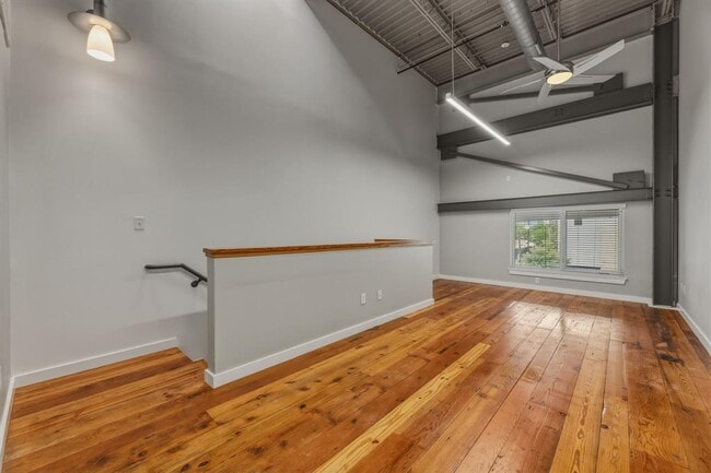 Building Photo - 1305 E 6th St