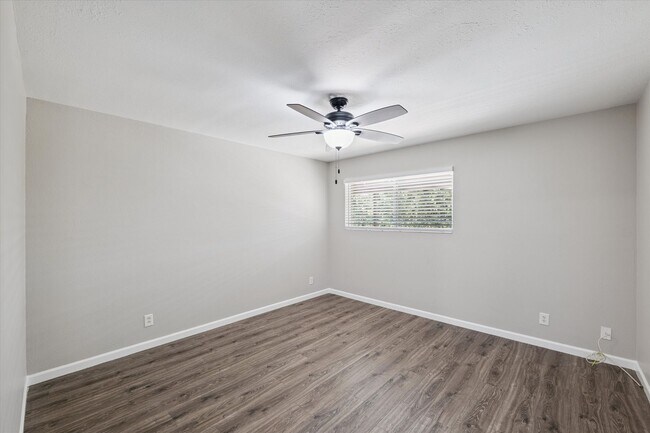 Building Photo - 4819 E Cambridge Ave