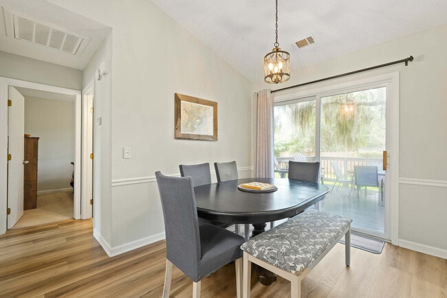 Building Photo - 529 Pointe S Dr