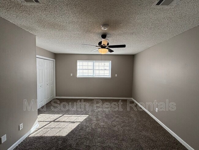 Building Photo - 125 Almond Cove