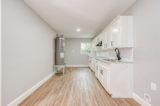 Building Photo - 6715 Victoria St