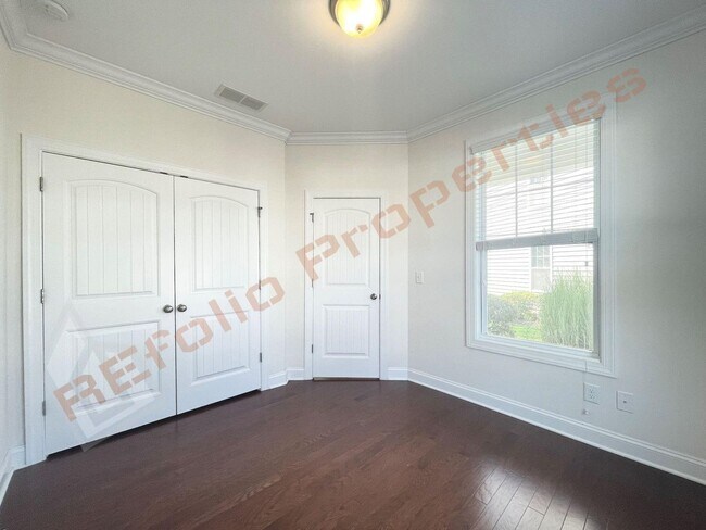 Building Photo - Beautiful 5 Bedroom End Unit Townhouse wit...
