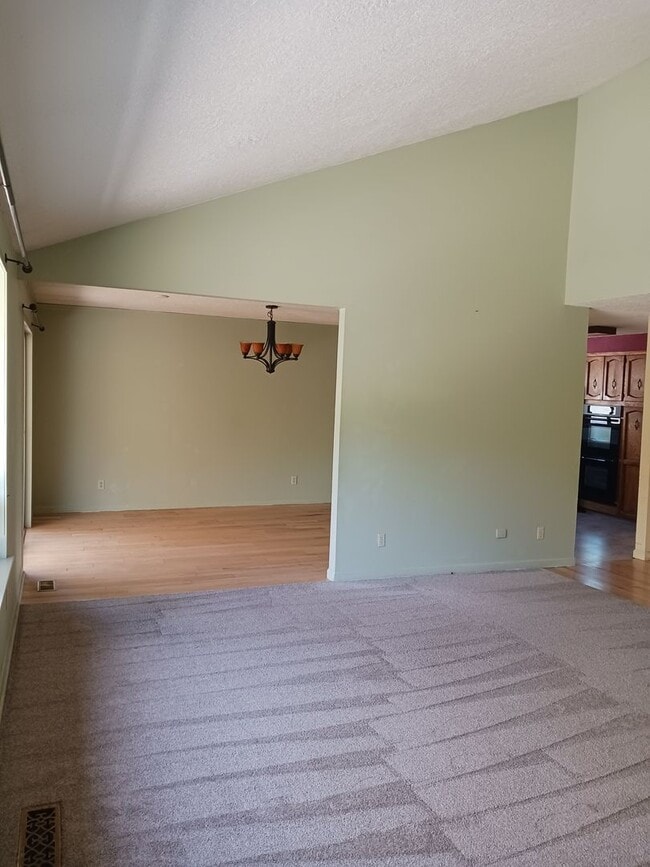 Building Photo - 708 Highland Dr