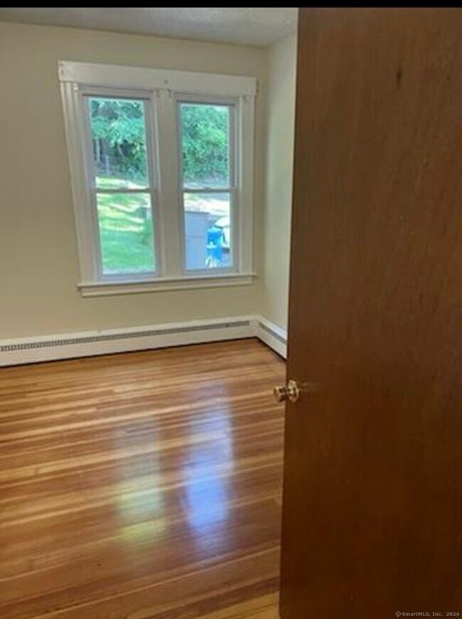 Building Photo - 350 Center St