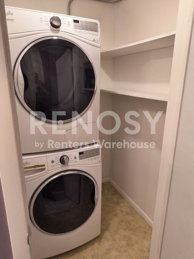 Building Photo - Available June 10th 2 Bedroom 1 Bath Condo in Minneapolis