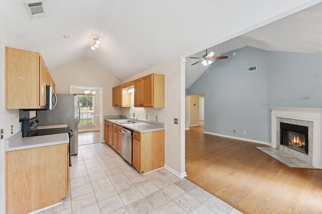 Building Photo - $500 RENT CREDIT | MOVE-IN READY! (Pet Friendly)