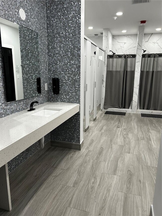 Building Photo - 16919 N Bay Rd