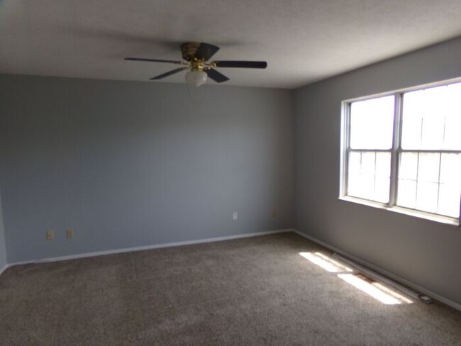 Building Photo - Great Fairborn Location 2 Bed 1.5 Bath Condo