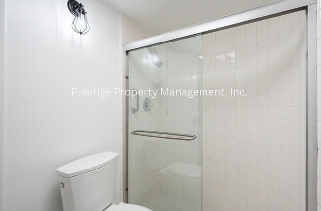 Building Photo - Beautiful Townhouse Overlooking The Golf C...