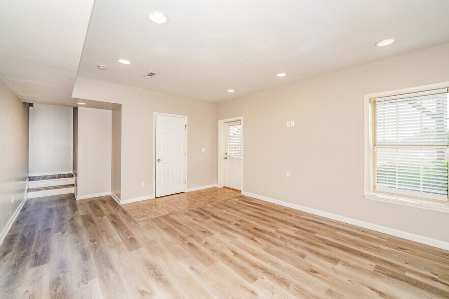 Building Photo - 310 Hidden Ridge Dr