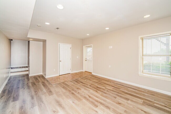Building Photo - 310 Hidden Ridge Dr