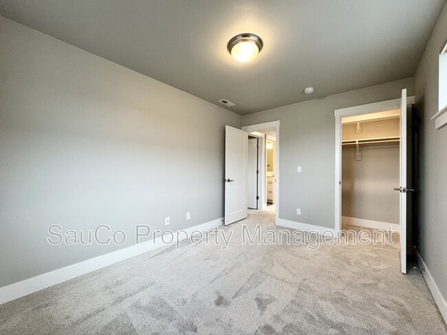 Building Photo - 5715 SE 79th Ave