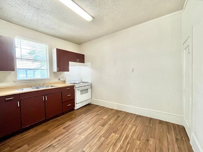 Building Photo - 521 W Collins St