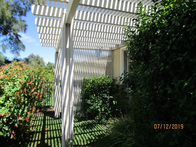 Building Photo - 451 Edgewood Dr