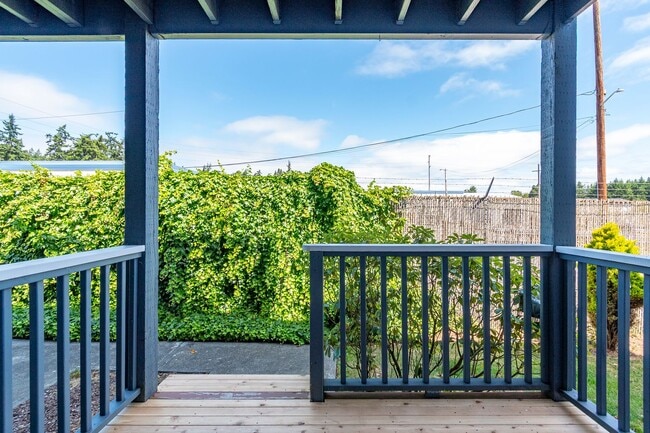 Building Photo - 2 Bed 1 Bath Condo with an Office!
