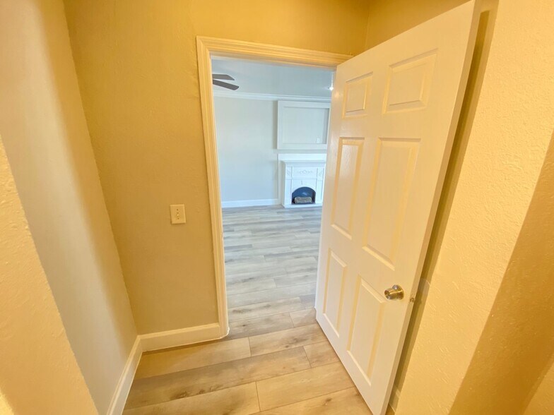 Building Photo - 812 W Livingston St