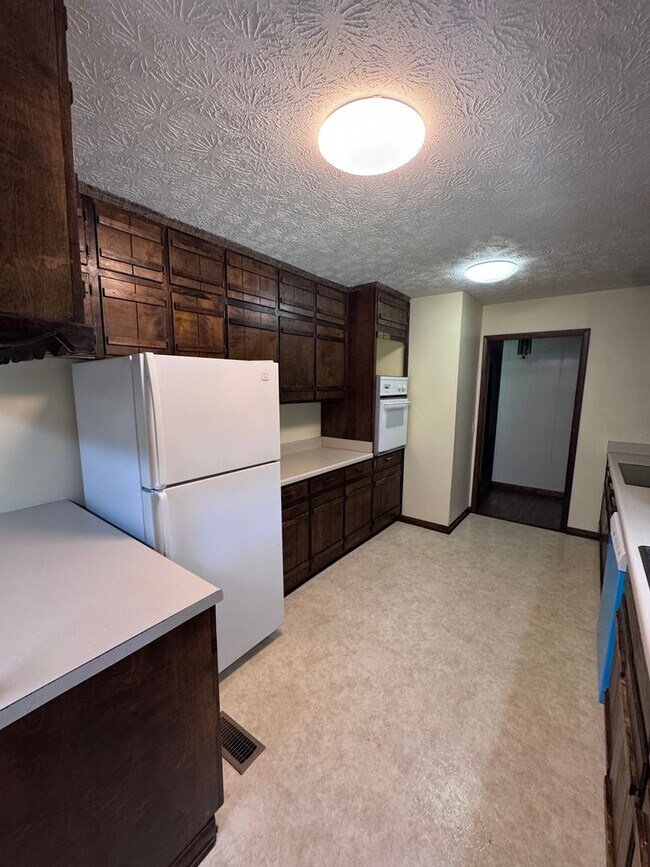 Building Photo - 880 Locke Dr