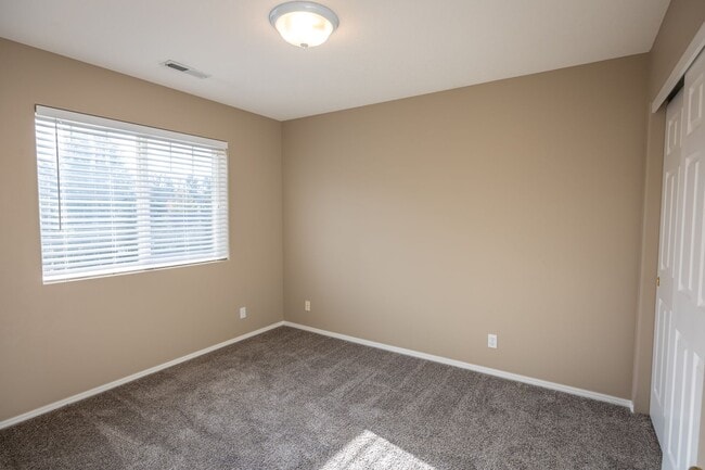 Building Photo - Three bedroom home with a bonus room and Air Conditioning - Built in 2000