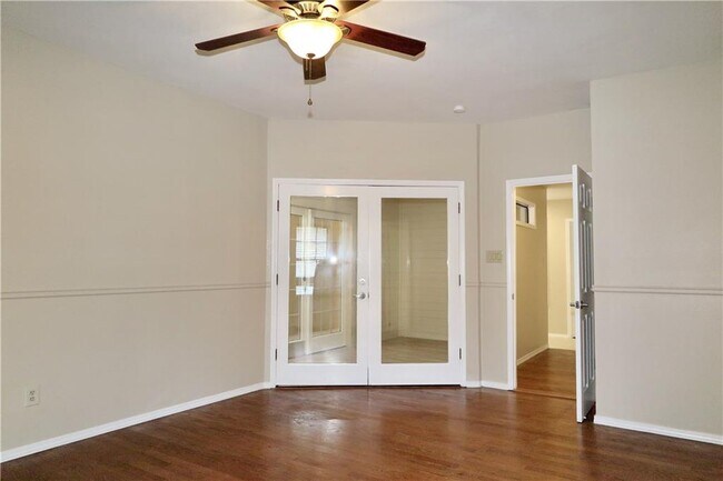 Building Photo - 201 Norwood St W