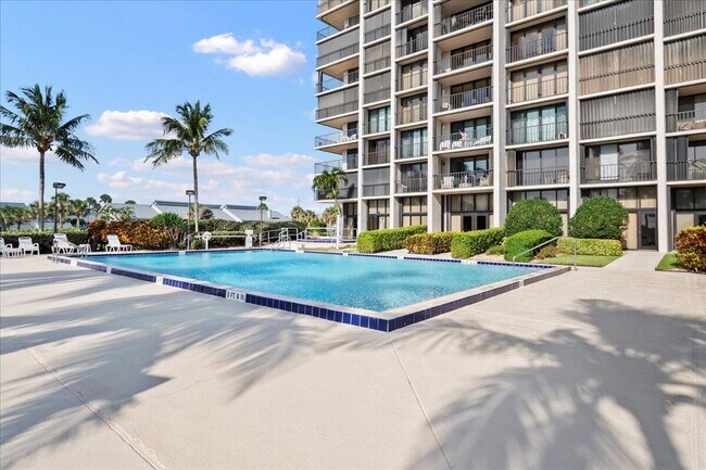 Building Photo - 5047 N Hwy A1A