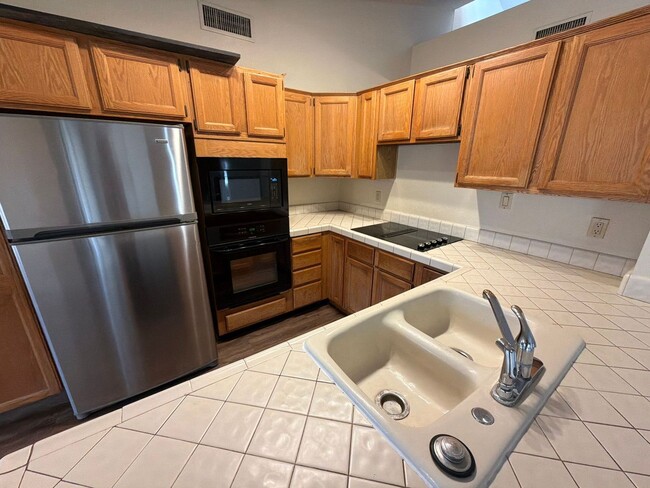 Building Photo - 837 N Oak Ct
