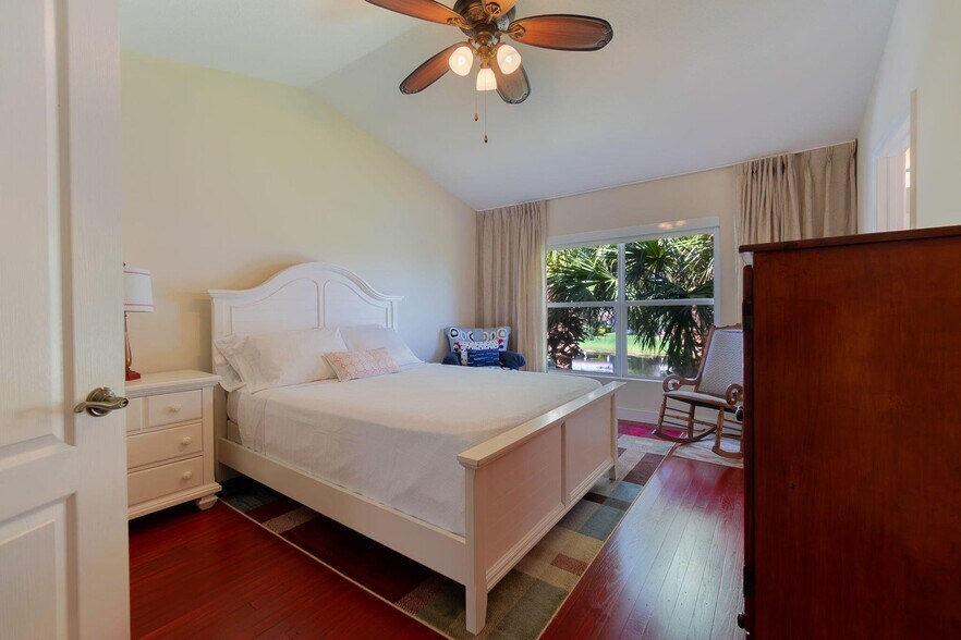 Building Photo - 213 River Bluff Ln